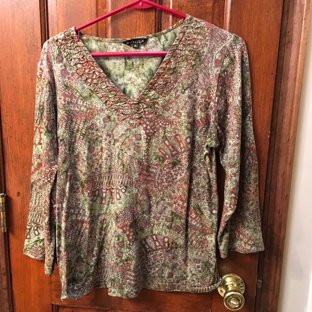 Size extra large green and red 3/4 shirt